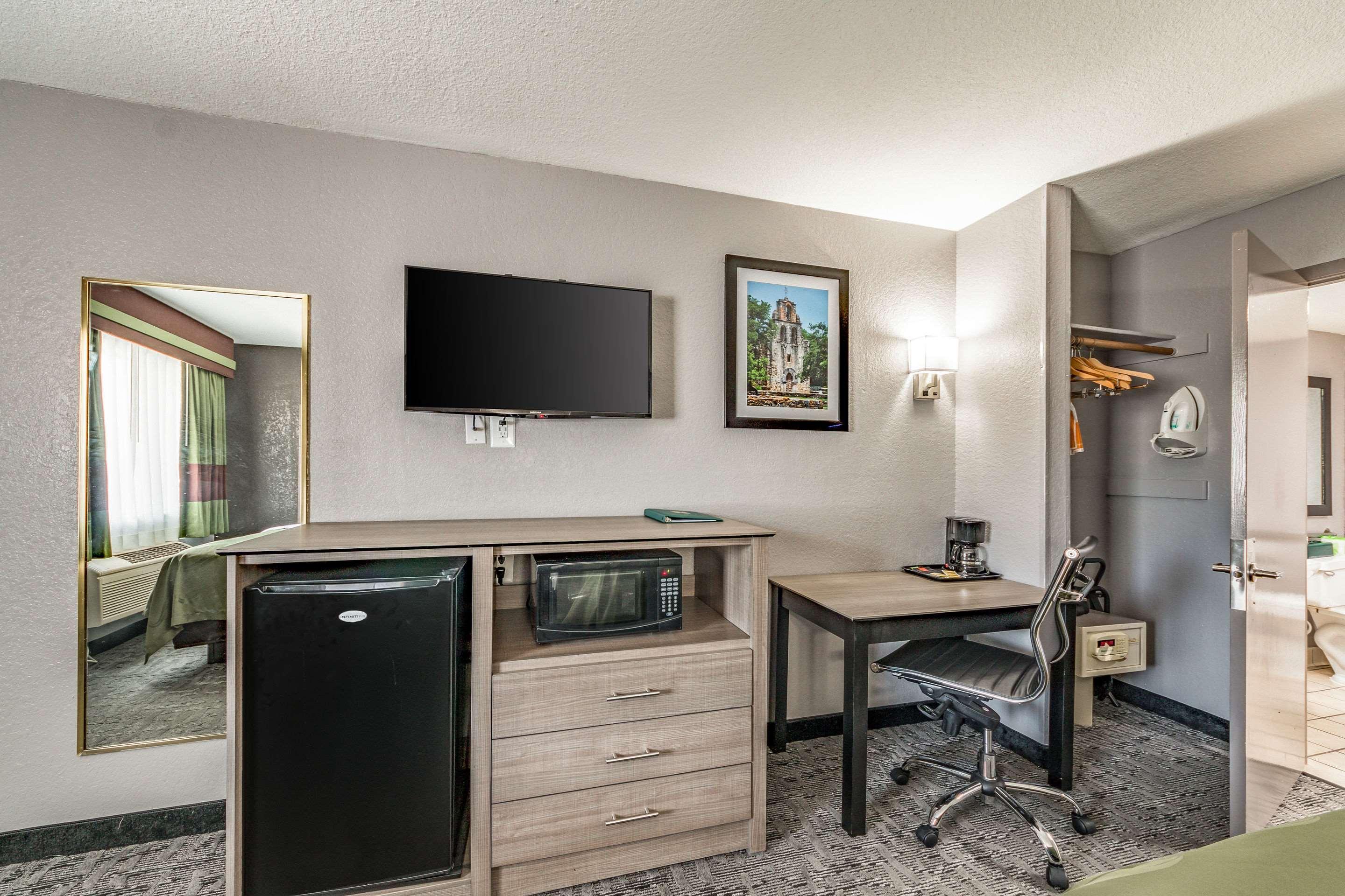 Quality Inn I-10 East Near Frost Bank Center Сан-Антонио Экстерьер фото